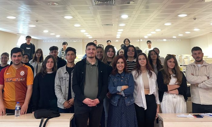 Ünal Topuksuzoğlu, Gazetecilik Bölümü Öğrencilerimize İnternet Haberciliğinin İpuçlarını Paylaştı